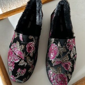 Toms Black Metallic Floral Brocade Faux Fur Shoes *Size 8.5